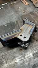 Load image into Gallery viewer, 14+ Ram 2500 “Traction Bar” Axle Brackets
